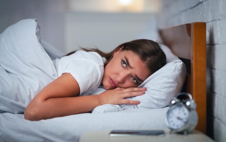 Insomnio y mente activa: descubre cómo la psicología puede ayudarte a recuperar un sueño saludable.